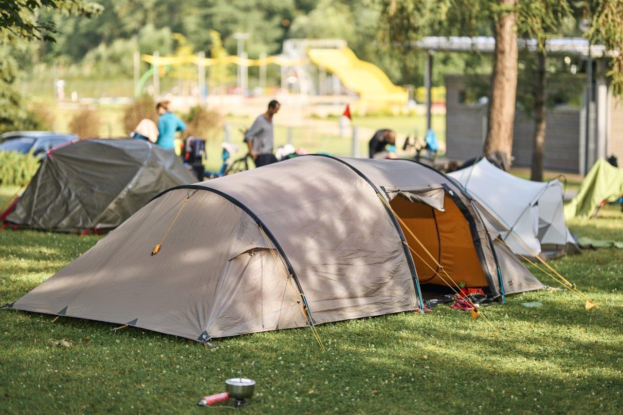 Campingplatz mit Freibad im Hintergrund - ©Tino Sieland