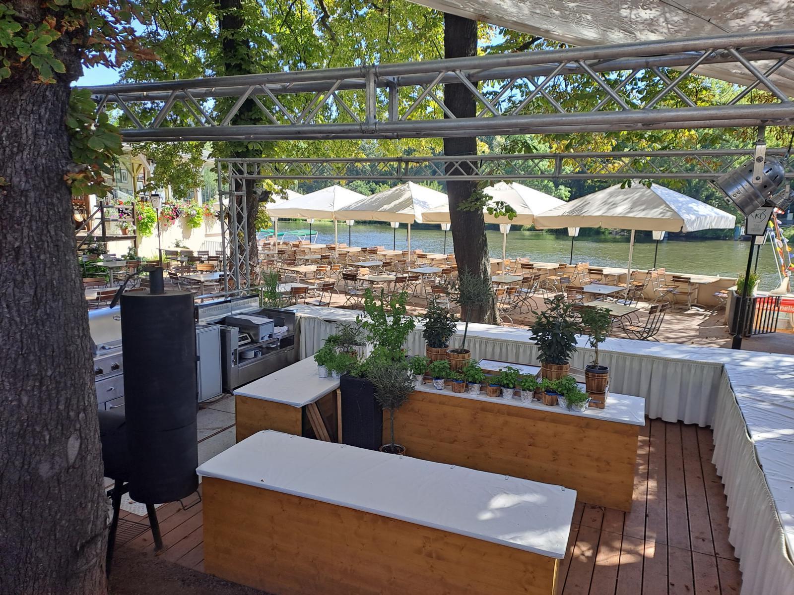 Restaurant mit Biergarten "Im Krug Zum Grünen Kranze"