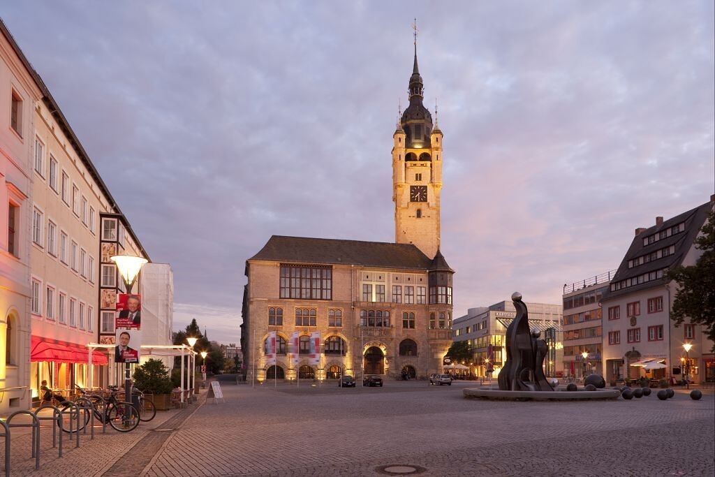 Marktplatz Dessau-Roßlau mit Rathaus und Brunnen  - ©Michael Bader