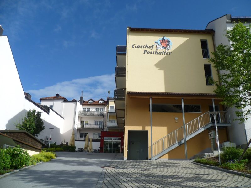 - © Hotelzugang - Gebäude von der Rückseite - ©