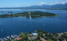 Blick auf den Chiemsee mit dem Schloss Herrenchiemsee des Märchenkönigs Ludwig II. - ©© Chiemsee-Alpenland Tourismus/BSV Blick auf den Chiemsee mit dem Schloss Herrenchiemsee des Märchenkönigs Ludwig II. - ©© Chiemsee-Alpenland Tourismus/BSV