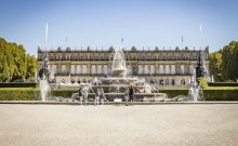 Blick auf das Schloss Herrenchiemsee mit Brunnen im Vordergrund - ©© Chiemsee-Alpenland Tourismus/BSV