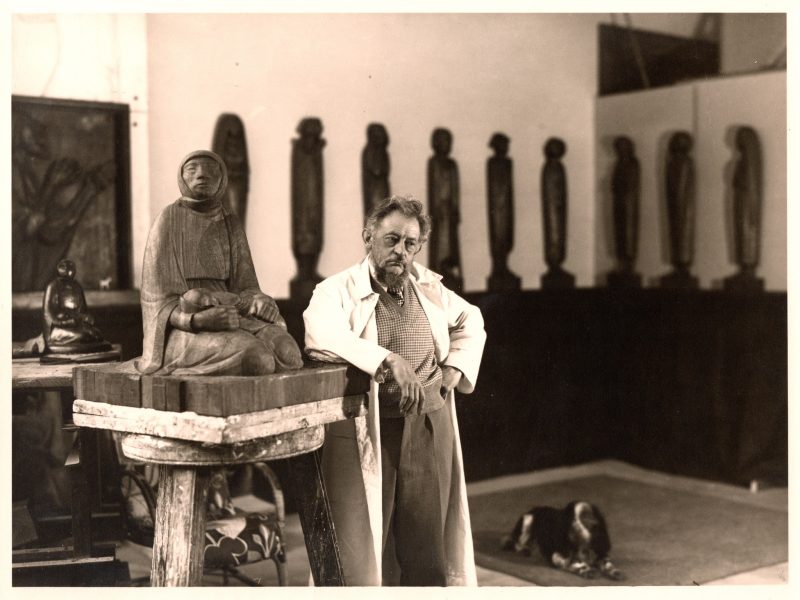 Ernst Barlach an seiner Holzskulptur "Mutter und Kind" - ©GüstrowTourismus e. V. Ernst Barlach an seiner Holzskulptur "Mutter und Kind" - ©GüstrowTourismus e. V.