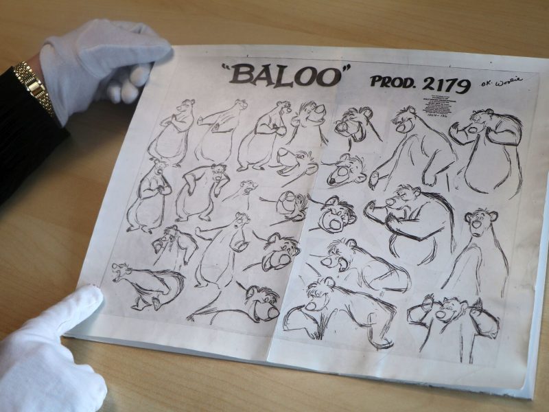 Bild von Urlaubsinspiration "Frankfurt.filmreif" - ©Kuratorin Daria Berten sichtet Ankäufe für die Ausstellung The Sound of Disney