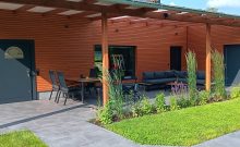 Terrasse mit Esstischgruppe und Loungemöbel - ©Detlef Zemlin