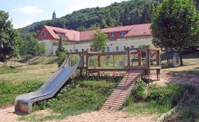 Die Jugendherberge Kelbra mit dem Kyffhäuserdenkmal im Hintergrund
© Deutsches Jugendherbergswerk Landesverband Sachsen-Anhalt e. V. Die Jugendherberge Kelbra mit dem Kyffhäuserdenkmal im Hintergrund
© Deutsches Jugendherbergswerk Landesverband Sachsen-Anhalt e. V.