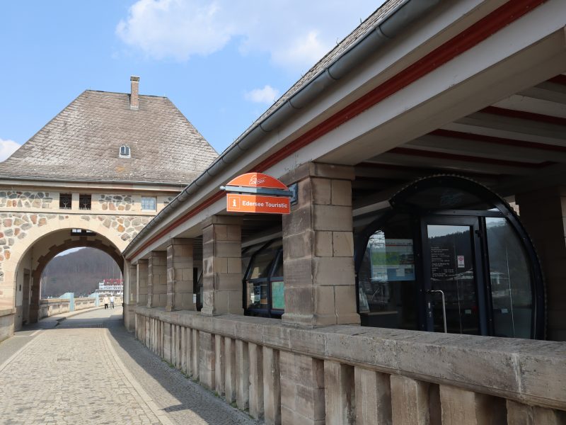 Tourist-Information auf der Sperrmauer am Edersee