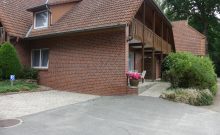 Weg vor dem Parkplatz zum Eingang Weg vor dem Parkplatz zum Eingang