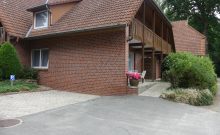 Weg vor dem Parkplatz zum Eingang Weg vor dem Parkplatz zum Eingang