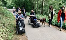 Mit Rollstuhlzuggerät im Naturpark Südeifel unterwegs - ©Naturpark Südeifel