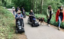 Mit Rollstuhlzuggerät im Naturpark Südeifel unterwegs - ©Naturpark Südeifel Mit Rollstuhlzuggerät im Naturpark Südeifel unterwegs - ©Naturpark Südeifel
