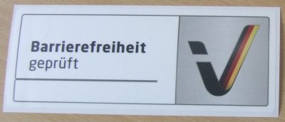 Aufkleberbeispiel mit dem Logo „Barrierefreiheit geprüft“