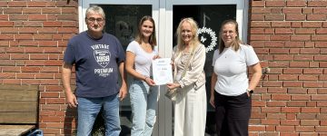 Freuen sich über die Zertifizierung: (v. li.) Familie Sühling, Bürgermeisterin Mechtild Schulze Hessing und Lisa Möller, Leiterin der Tourist-Information. © Stadt Borken