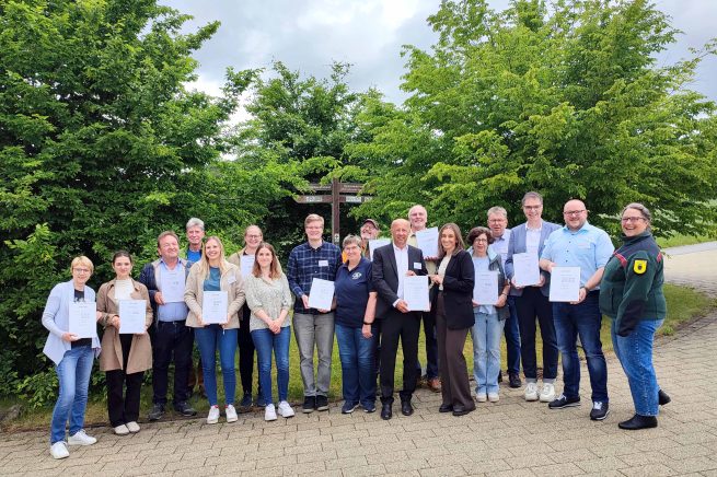 Erfolgreich zertifiziert: 21 regionale Beherbergungs-, Gastronomie- und Freizeitbetriebe erhielten heute von Jens Knopf (2.v.r.), Abteilungsleiter im Nationalpark Kellerwald-Edersee und Marie Schmelzeisen (7.v.l.) von „Qualität kompakt“ ihre Urkunden nach „Reisen für Alle“ überreicht. Das Qualitätssiegel steht für gelebte Inklusion und Engagement im Bereich „barrierefreier Tourismus“. © Inka Lücke | Erfolgreich zertifiziert: 21 regionale Beherbergungs-, Gastronomie- und Freizeitbetriebe erhielten heute von Jens Knopf (2.v.r.), Abteilungsleiter im Nationalpark Kellerwald-Edersee und Marie Schmelzeisen (7.v.l.) von „Qualität kompakt“ ihre Urkunden nach „Reisen für Alle“ überreicht. Das Qualitätssiegel steht für gelebte Inklusion und Engagement im Bereich „barrierefreier Tourismus“. © Inka Lücke