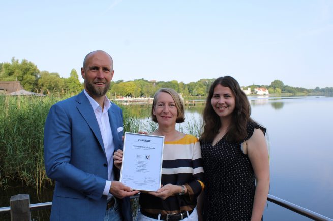 | © Bad Zwischenahner Touristik GmbH;
v. l.: Dr. Norbert Hemken, Kurdirektor Bad Zwischenahn, Imke Wemken, Geschäftsführerin Ostfriesland Tourismus GmbH und Anja Patschureck, Projektleitung Bad Zwischenahner Touristik GmbH